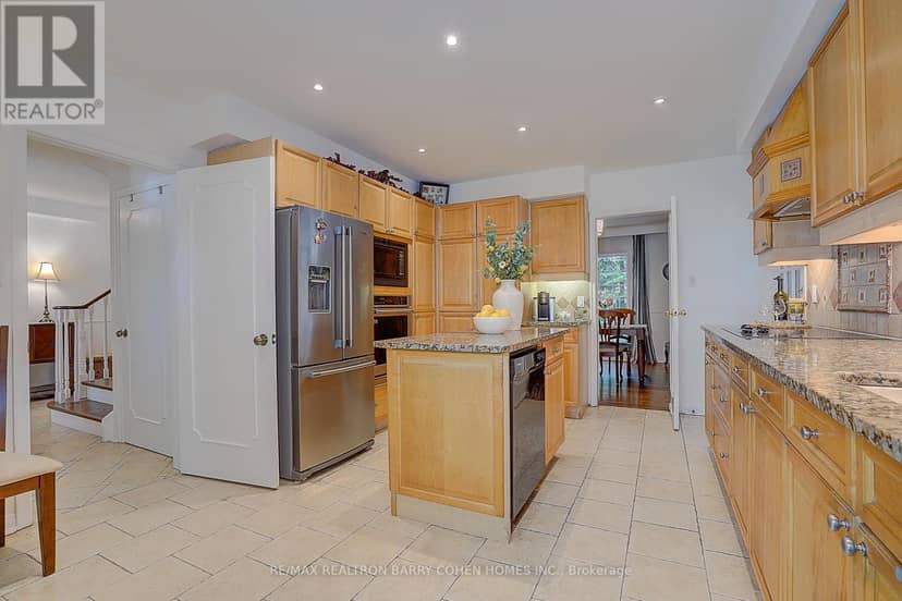 321 Lawrence Avenue E — photo 16 of 40