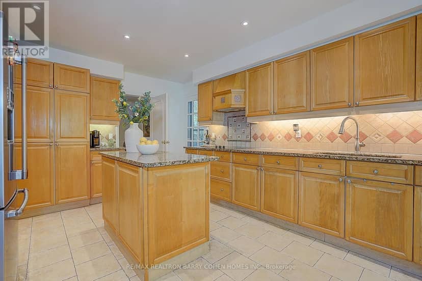 321 Lawrence Avenue E — photo 17 of 40
