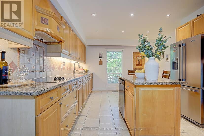 321 Lawrence Avenue E — photo 18 of 40