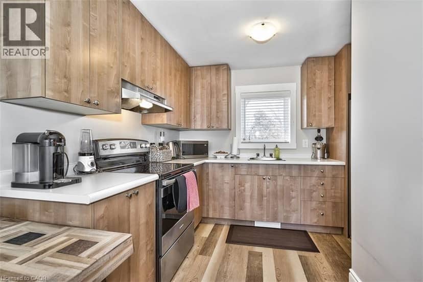144 OTTAWA Street S — photo 3 of 28