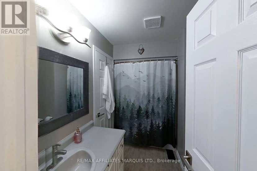 21 Wellington Street E — photo 10 of 14
