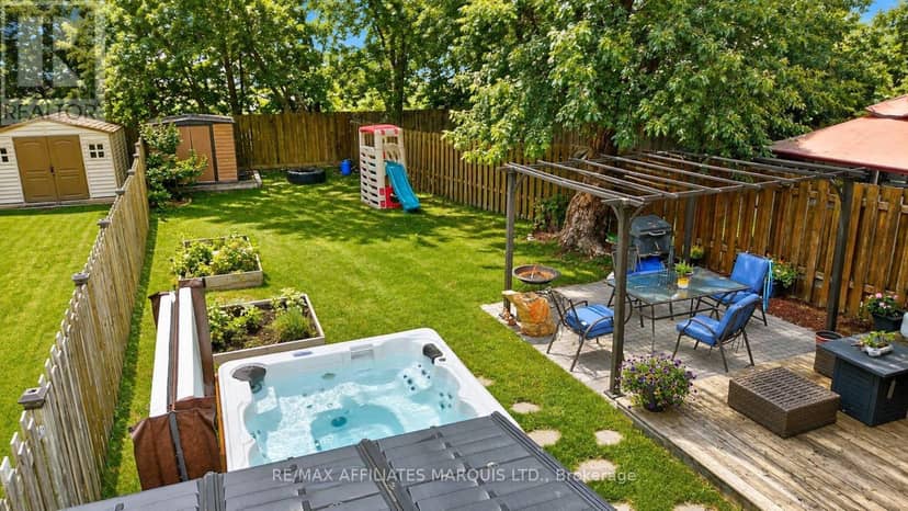21 Wellington Street E — photo 2 of 14