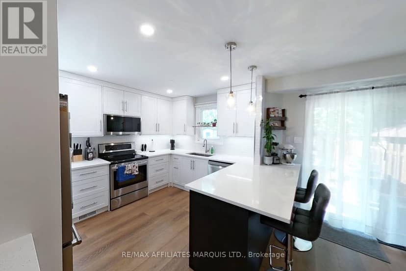21 Wellington Street E — photo 4 of 14