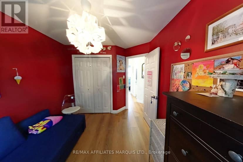 21 Wellington Street E — photo 8 of 14