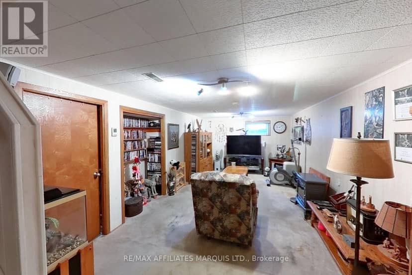 917 Queen Street — photo 10 of 13