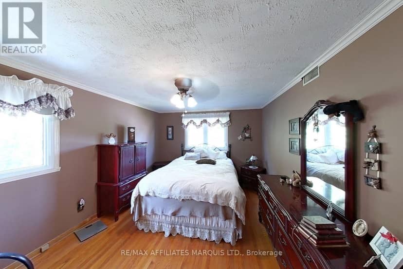 917 Queen Street — photo 7 of 13