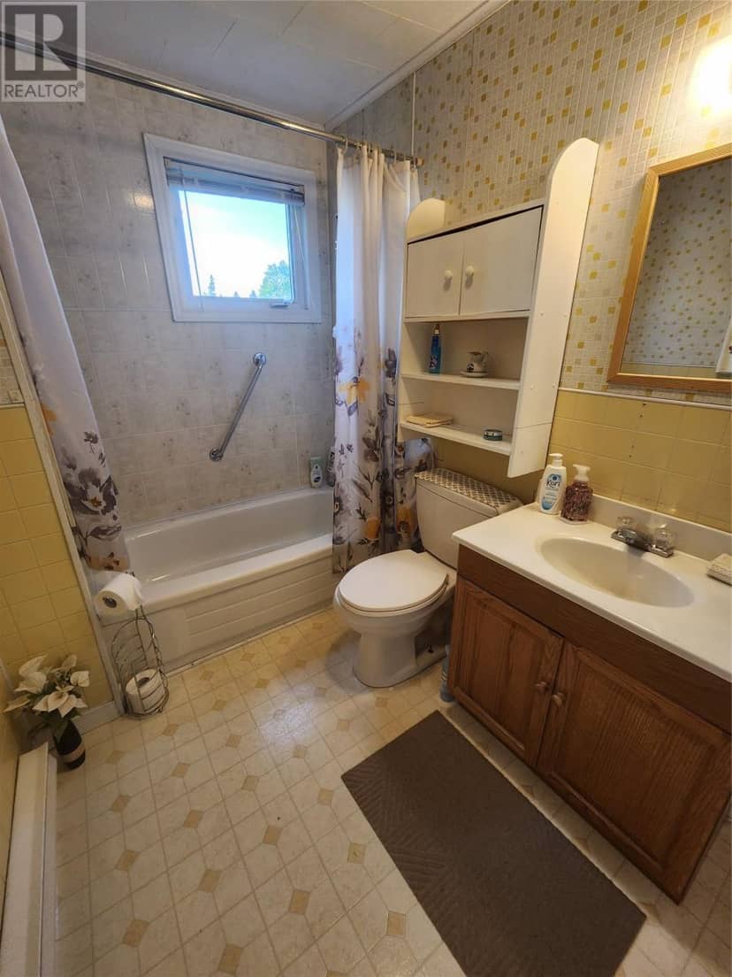 28 Riverside Road W — photo 15 of 16