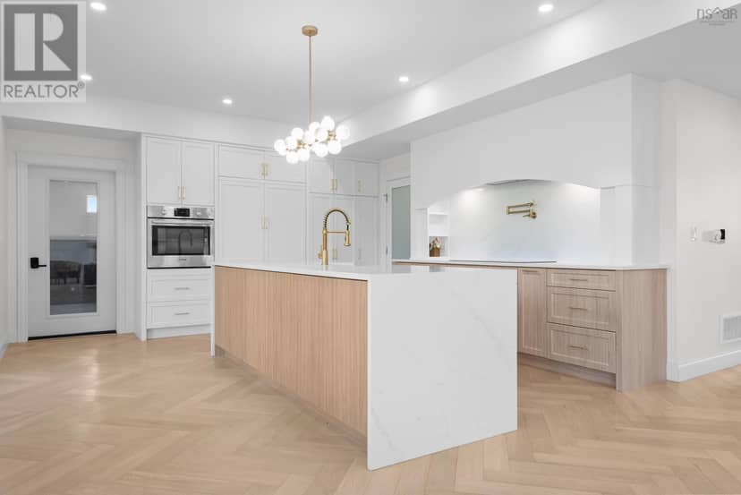 195 Carmel Crescent — photo 5 of 40