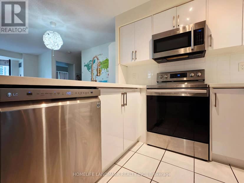 1015 - 7 Lorraine Drive — photo 4 of 6