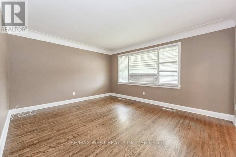 305 Mohawk Road E — photo 4 of 18