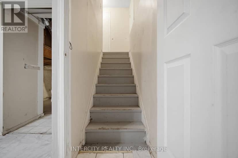 42 Mosley Crescent — photo 38 of 40