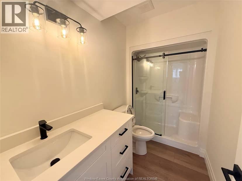 207 Ross Crescent — photo 10 of 15