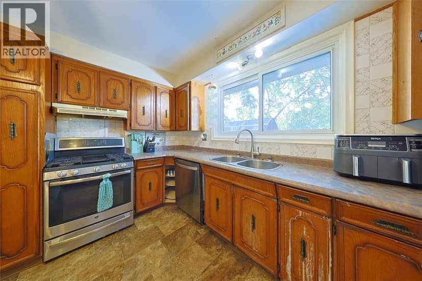1043 Talfourd STREET — photo 19 of 40