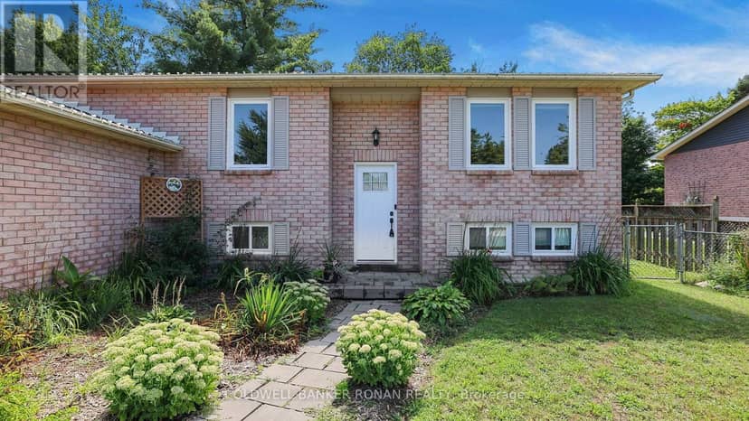 8 McCarthy Crescent — photo 2 of 40