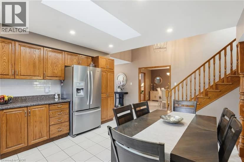 32 HIGHBURY Drive — photo 11 of 40