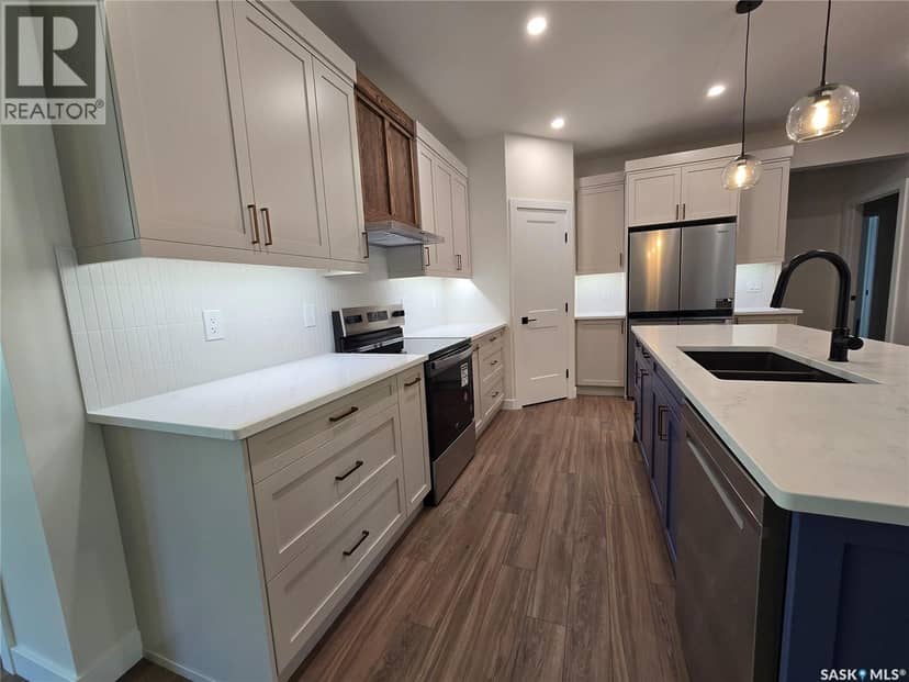 3 Kenney Crescent — photo 9 of 40