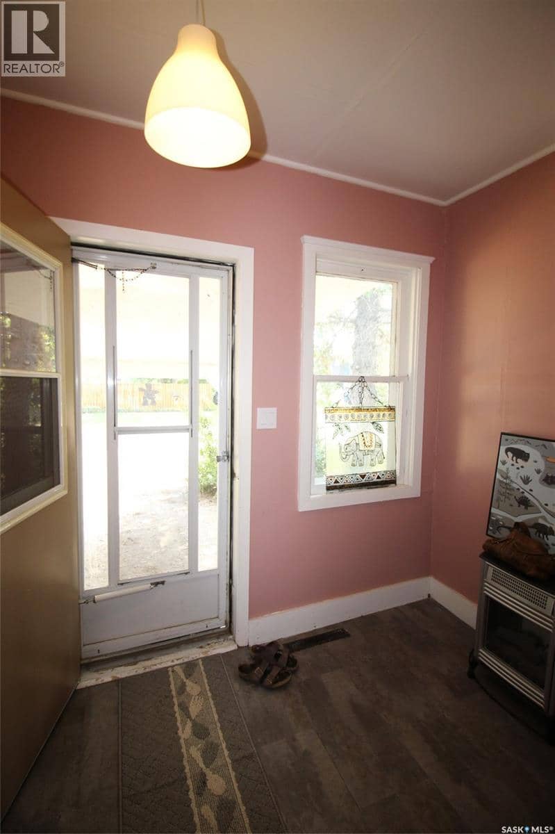 216 Spruce AVENUE N, Eastend, photo 2