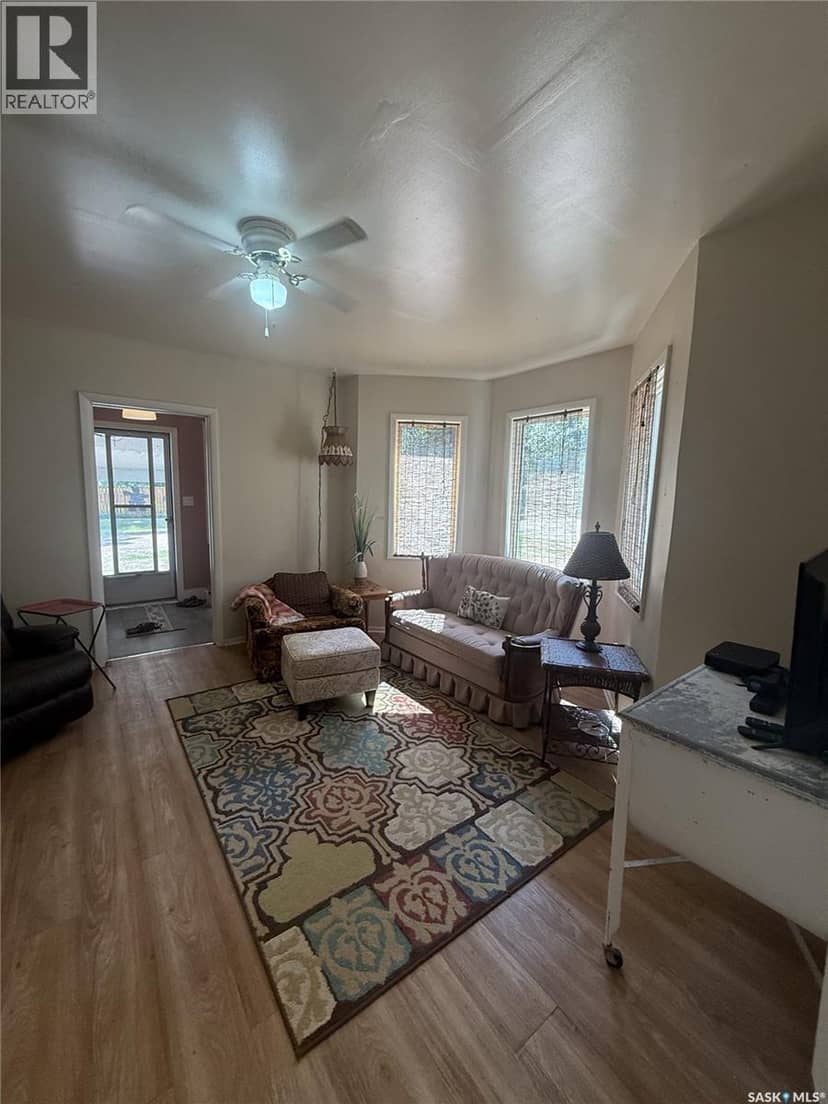 216 Spruce AVENUE N, Eastend, photo 5