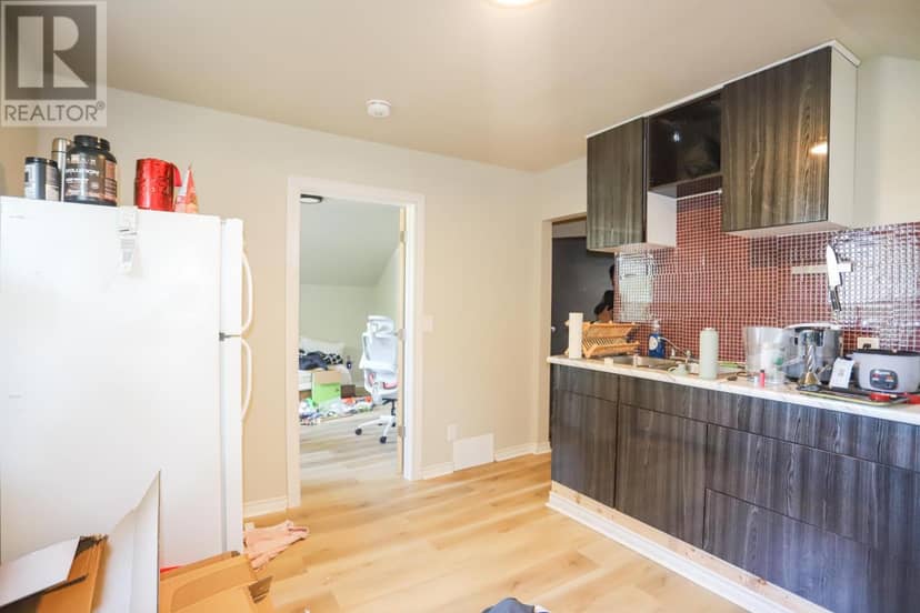 239 Wellington ST — photo 5 of 32