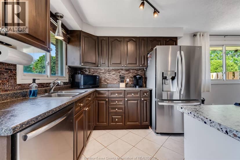 57 Marion AVENUE — photo 8 of 37