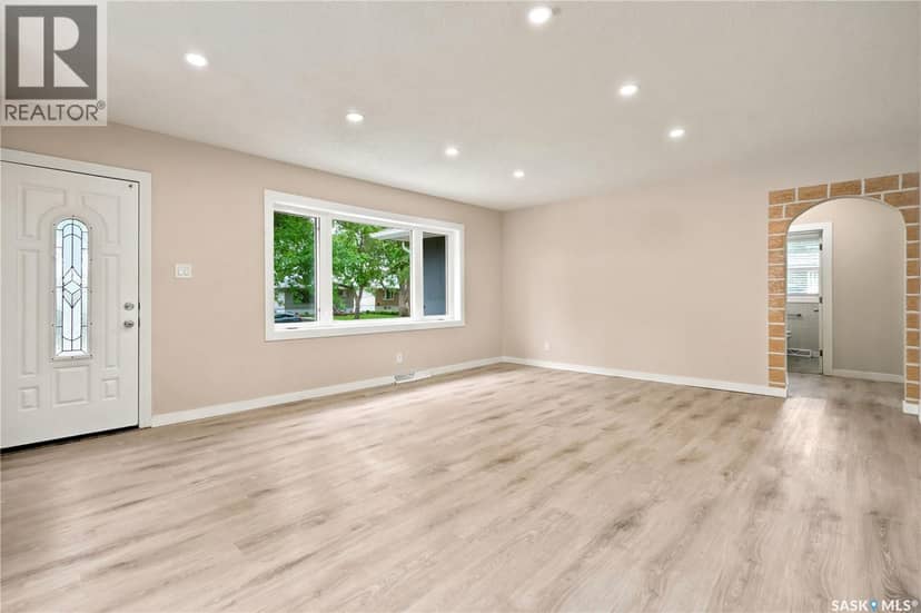 2819 Montreal CRESCENT — photo 4 of 40