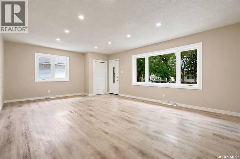 2819 Montreal CRESCENT — photo 6 of 40