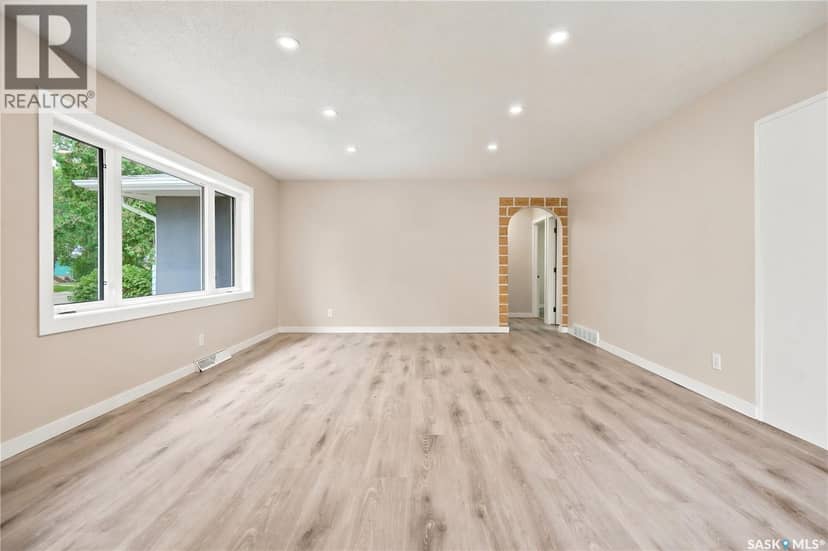 2819 Montreal CRESCENT — photo 9 of 40