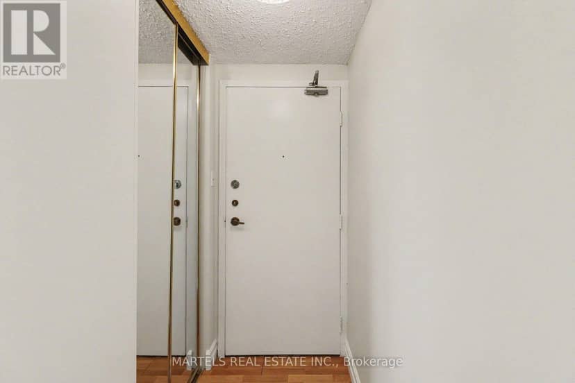 904 - 530 Laurier Avenue W — photo 3 of 32