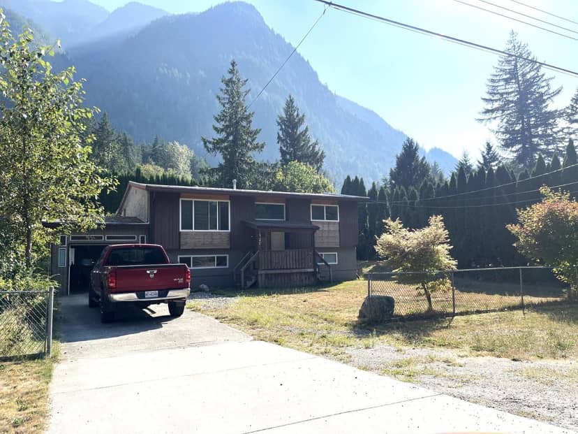 320 ROBERTSON CRESCENT, Hope, Hope