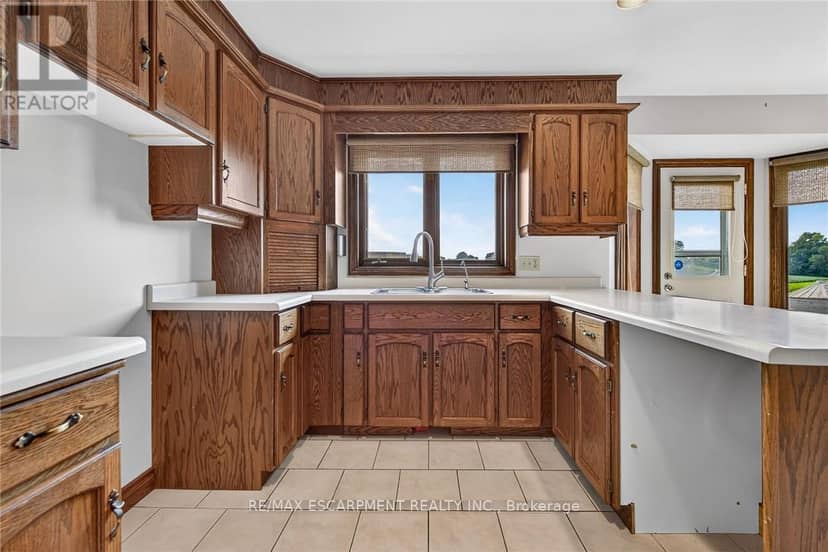 7011 Dickenson Road E — photo 15 of 40