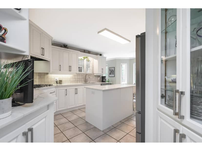 201 14934 THRIFT AVENUE, White Rock, photo 2