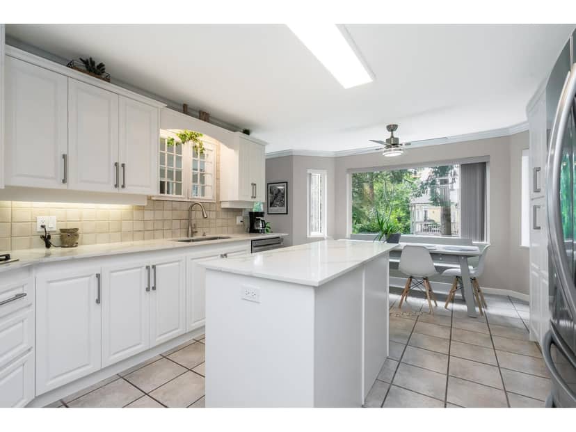 201 14934 THRIFT AVENUE, White Rock, photo 3