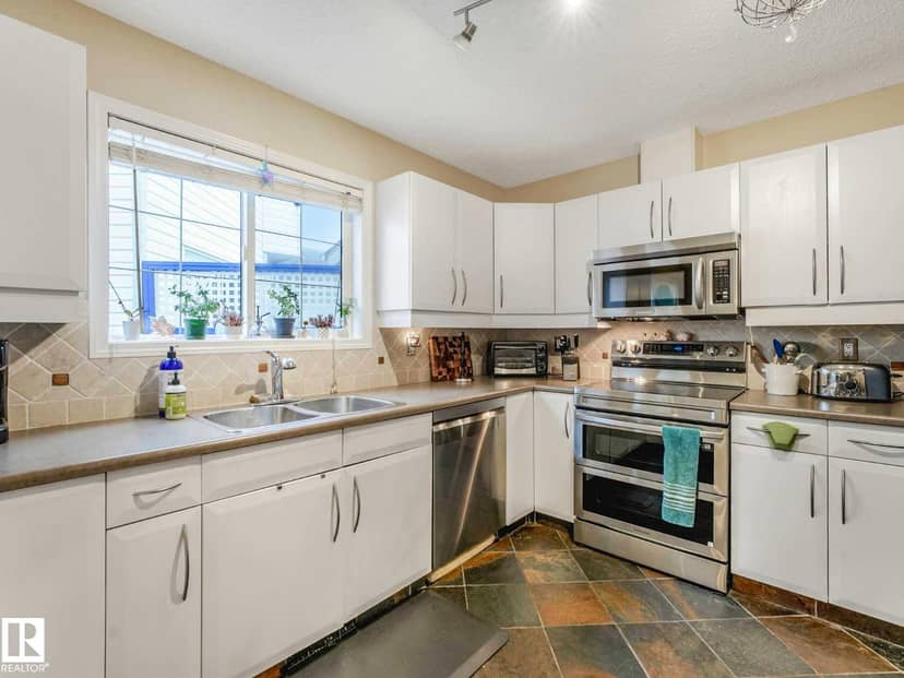 4031 38 Street NW — photo 10 of 35