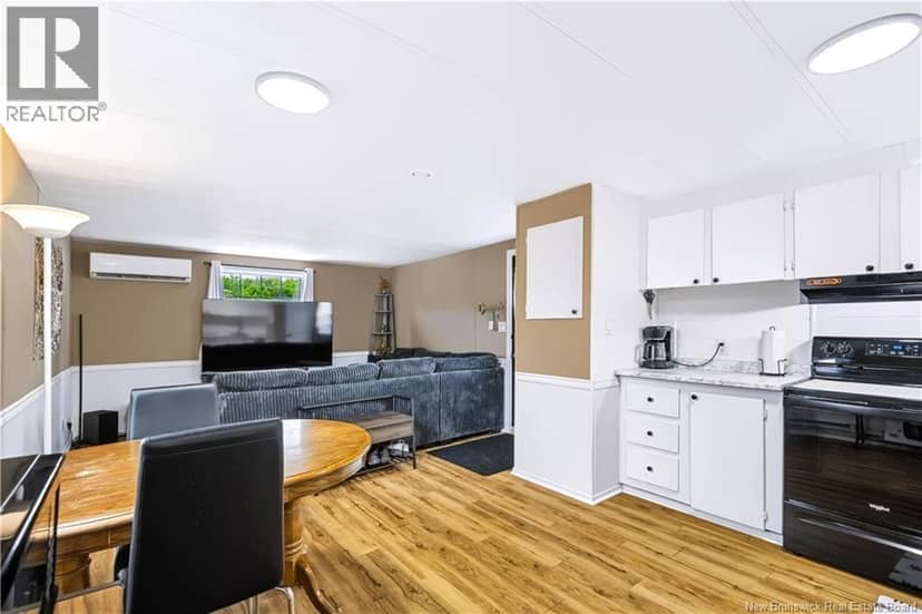 28 Douglas Crescent — photo 6 of 21