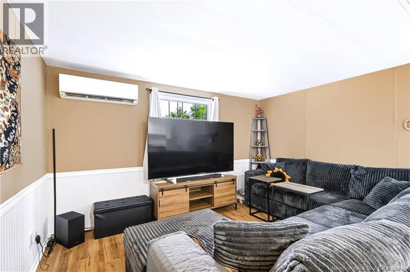 28 Douglas Crescent — photo 7 of 21