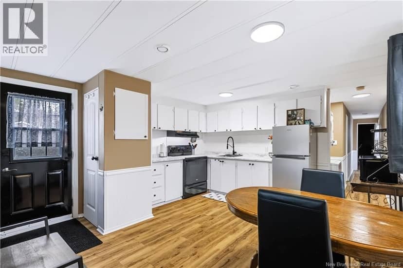 28 Douglas Crescent — photo 3 of 21