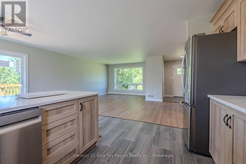 418 Laurier Street — photo 17 of 40