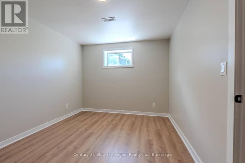 418 Laurier Street — photo 39 of 40