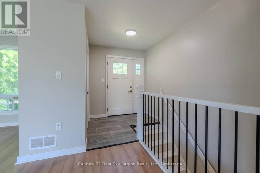 418 Laurier Street — photo 8 of 40