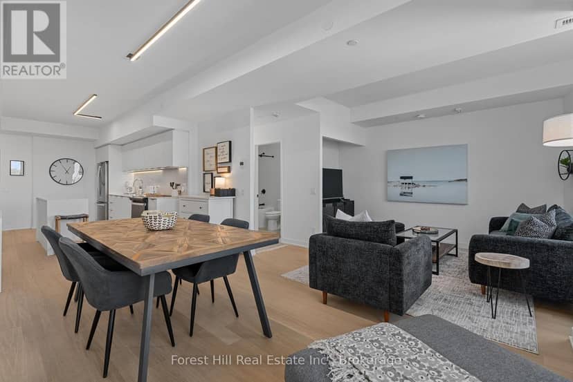 326 - 31 Huron Street — photo 10 of 25