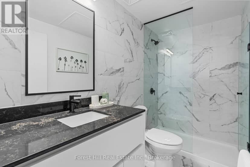 326 - 31 Huron Street — photo 17 of 25