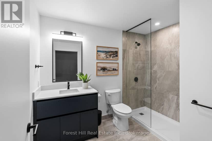 326 - 31 Huron Street — photo 23 of 25
