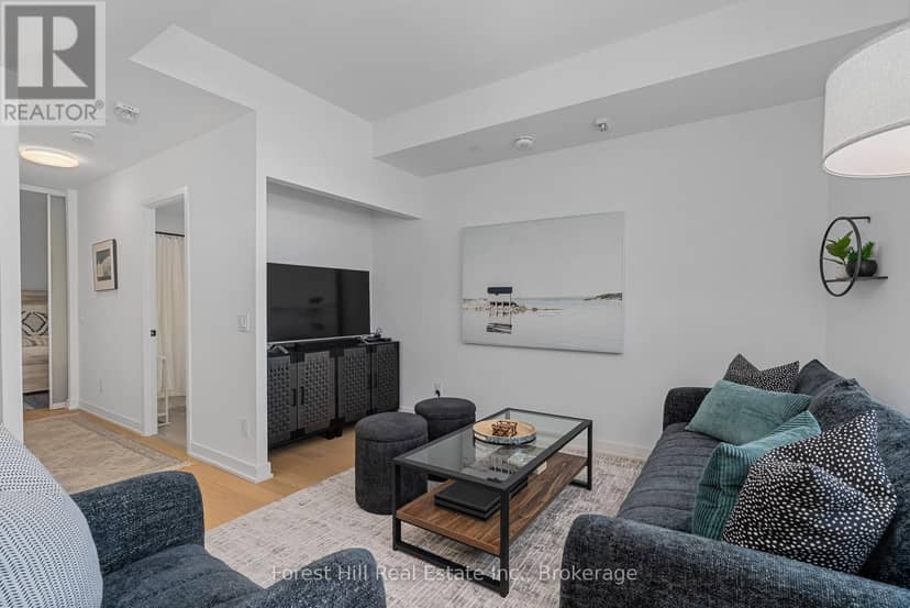 326 - 31 Huron Street — photo 4 of 25
