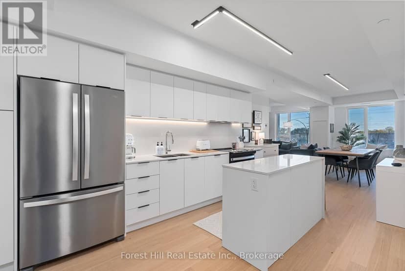 326 - 31 Huron Street — photo 6 of 25