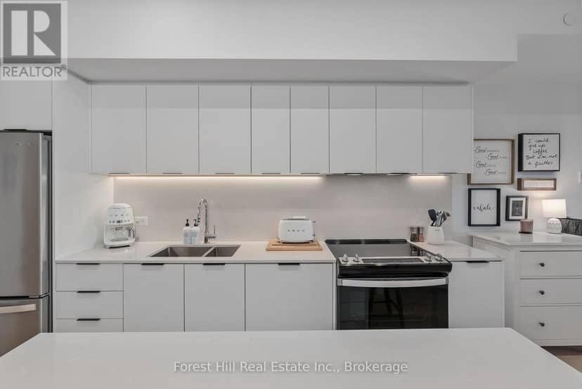 326 - 31 Huron Street — photo 7 of 25