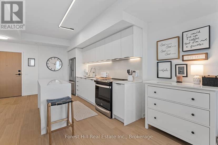 326 - 31 Huron Street — photo 8 of 25