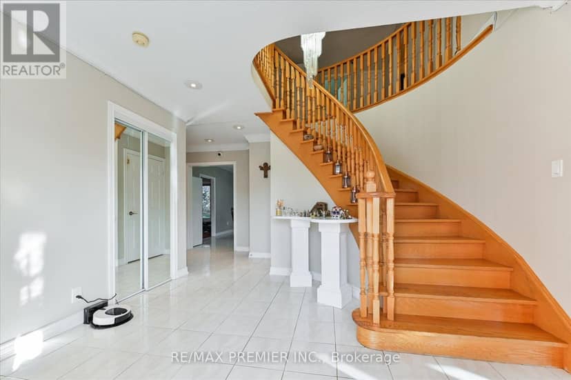 581 Wycliffe Avenue — photo 2 of 23