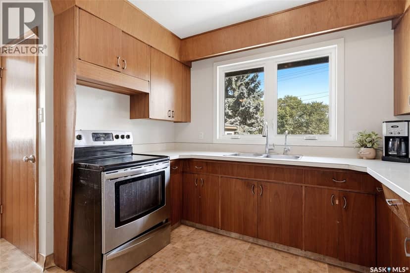 3210 Parliament AVENUE — photo 11 of 40