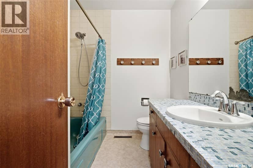 3210 Parliament AVENUE — photo 19 of 40