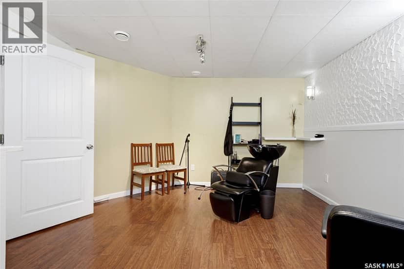 3210 Parliament AVENUE — photo 27 of 40